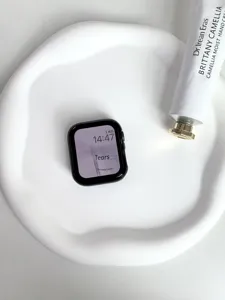 Vista detallada de la funda protectora galvanizada brillante para reloj inteligente.