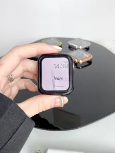 Vista de primer plano detallada de la funda protectora brillante galvanizada para reloj.