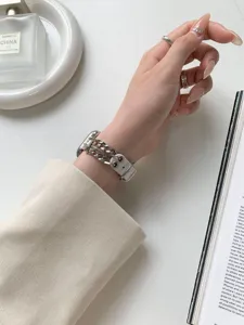 Metallkette verknüpftes Denim Apple Watch Armband Detailansicht, elegantes Ersatzarmband.