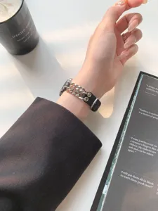 Detailansicht von Jeans und Metallkette Uhrenarmband, stilvoller Ersatz fuer Smartwatch.