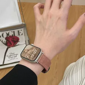 Roze suide lederen horlogeband voor smartwatch gedragen om de pols, zacht winteraccessoire.