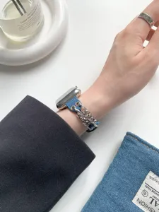 Detailansicht des vintage Jeans und Metallkette Apple Watch Armbands, modisch und einzigartig.