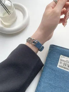 Nahaufnahme Detailansicht des Vintage-Denim- und Metallketten-Ersatzarmbands für Apple Watch.