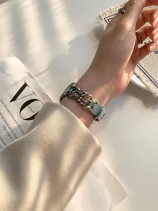 Retro Jeans Metallkette Uhrenarmband kompatibel mit Apple Watch, stilvolles Accessoire.