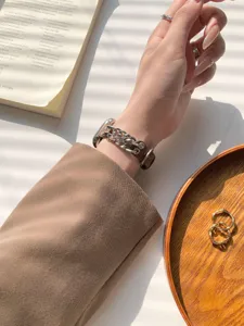 Detailansicht des Retro Kette Spleiß Jeans Uhrenarmbands kompatibel mit Apple Watch.