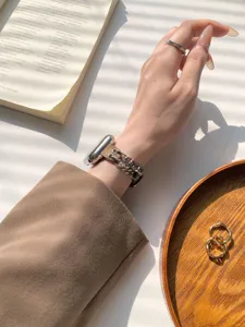 Detailansicht des Retro-Leder- und Metallketten-Uhrenarmbands, kompatibel mit Apple Watch.