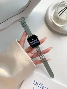 Detailaufnahme des Apple Watch Armbands aus Jeansstoff mit Metallkette im Retro-Stil.