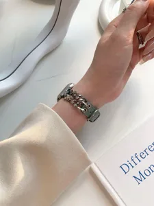 Vintage Kette Denim Apple Watch Armband Detailansicht zeigt hochwertiges Metall und Stoff.