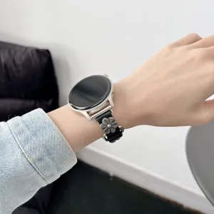 Vista dettagliata del cinturino per orologio in donna con ciondolo in metallo fiore punk, elegante.