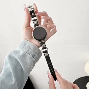 Cinturino per smartwatch in pelle stile punk con ciondoli a stella in metallo.