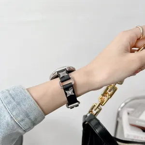 Dettaglio cinturino orologio in vera pelle stile punk, maglie metallo e strass stella cristallo.