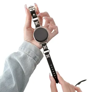 Cinturino per orologio in pelle stile punk con borchie in metallo compatibile.