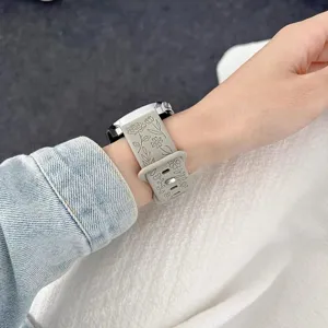 Cinturino per smartwatch in silicone floreale dettaglio con rose incise di ricambio.