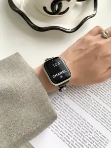 Metall Stern Strass Uhrenarmband Detail für Apple Watch, elegantes tägliches Damenaccessoire.