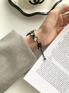 Detailaufnahme des schwarzen Stern-Metallarmbands mit glänzenden Zirkonen für Uhren.