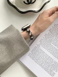 Nahaufnahme des eleganten schwarzen Metallarmbands mit funkelnden Sternkristall-Anhängern.