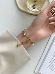 Detailaufnahme eines goldenen Stern Kristall Uhrenarmband Schmucks eleganter Glanz am Handgelenk