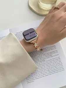 Detailaufnahme des exquisiten roségoldenen Metall-Stern-Zirkonia-Uhrenarmbands für Smartwatch.
