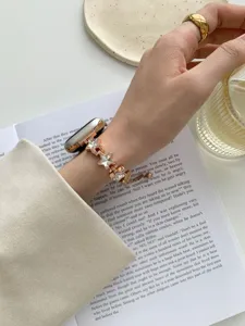Detailansicht des roségoldenen Metall-Uhrenarmbands mit funkelnden Stern-Zirkonia Kristallen.