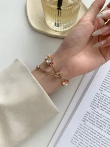 Nahaufnahme Detail des roségoldenen Metall Stern Zirkonia Uhrenarmbands, elegantes Accessoire.