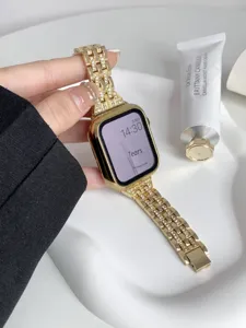 Detalle de correa y caja de reloj inteligente de metal brillante con pedrería