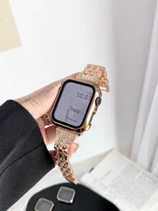 Funda protectora smartwatch pedrería oro rosa y correa metal detalle primer plano
