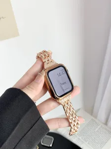Hermoso detalle correa metal y funda Apple Watch estrás oro rosa accesorio lujo brillante.
