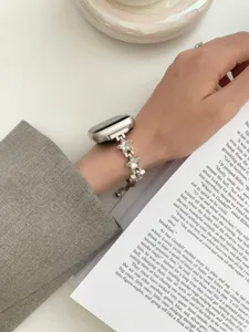 Detailaufnahme des zarten Stern Zirkon Metall Armbands für Smartwatch, elegantes Damenaccessoire.