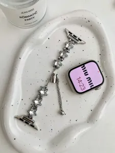 Detailansicht des glitzernden Stern Strass Metalluhrarmbands, elegantes glänzendes Accessoire.