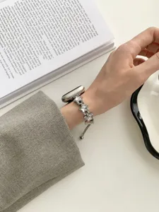 Detailaufnahme des filigranen Stern Strass Metall Uhrenarmbands für Apple Watch Damen.
