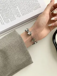 Nahaufnahme des eleganten Metall Stern Strass Uhrenarmbands, zartes und glänzendes Accessoire.