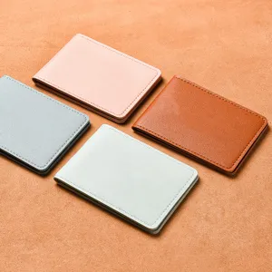 Set custodia per patente e portacarte in pelle colorata per uso quotidiano, stile minimal.