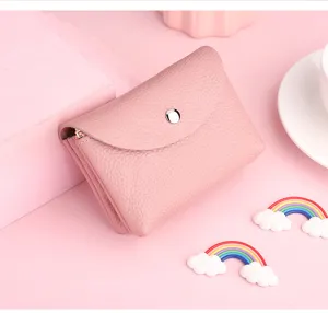 Vue détaillée du porte-monnaie en cuir rose, mini portefeuille compact texture douce bouton pression.