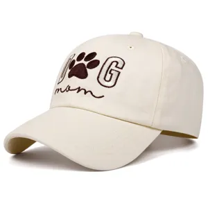 Cappellino da baseball in cotone ricamato beige Dog Mom, dad hat con stampa zampa.