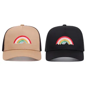 Detailansicht der Regenbogen-Berg-Stickerei auf der Mesh-Trucker-Cap, atmungsaktive Sommerkappe.