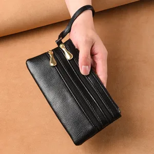 Borsa a pochette in morbida pelle nera con cerniera multipla e cinturino da polso comodo.