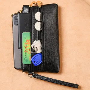 Portafoglio nero in pelle martellata con zip multipli e comodo laccetto da polso.