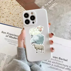 Vista dettagliata della custodia per telefono bianca con motivo di pecora acquerello.