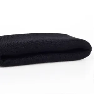 Berretto in maglia nera vista dettaglio, morbido cappello invernale caldo primo piano.