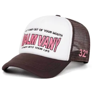 Vista dettagliata del cappellino trucker ricamato WALM VANY con retro in rete e bella stampa.