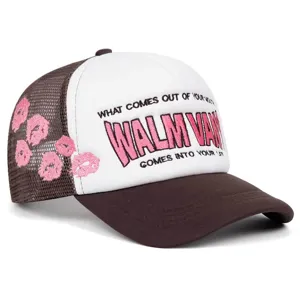 Primo piano del cappellino trucker ricamato con retro in rete marrone e dettagli rosa.