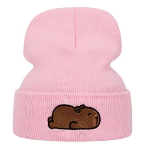 Berretto in maglia rosa con simpatica testa di capibara ricamata, morbido e caldo.