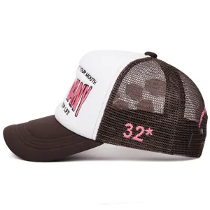 Cappello trucker marrone e bianco con ricamo rosa VANY e retro in rete per stile casual.