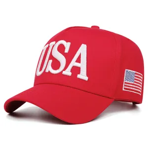 Cappello da baseball rosso con lettere USA ricamate e bandiera per stile casual all'aperto.