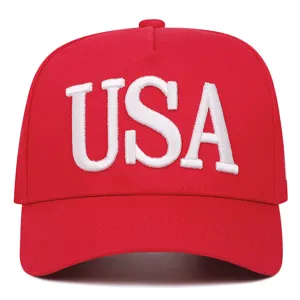 Vista dettagliata del cappellino da baseball rosso con ricamo bianco USA in evidenza.
