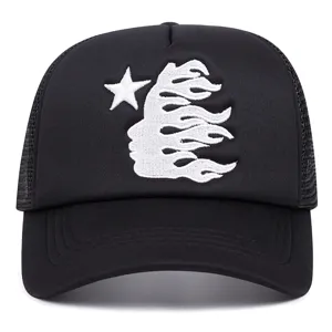 Cappellino trucker nero con ricamo viso fiamma bianca e stella per sport all aperto casual.