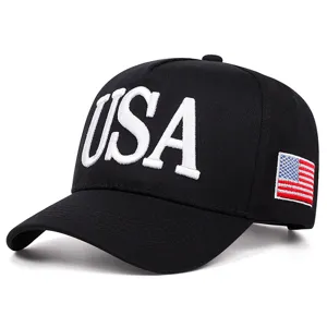 Dettaglio del berretto da baseball nero con ricamo USA bianco e patch bandiera.