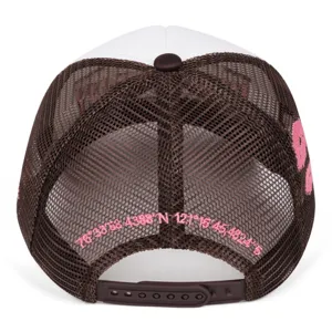 Cappellino da baseball in rete con retro marrone e ricamo di coordinate per stile casual.