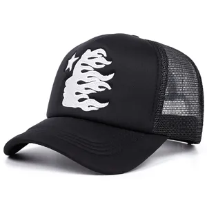 Cappellino trucker nero in rete con design a fiamma ricamato, stile casual e traspirante.