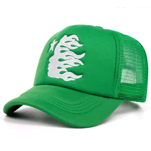 Cappello trucker verde con ricamo viso di fiamma bianca, berretto da baseball in rete.